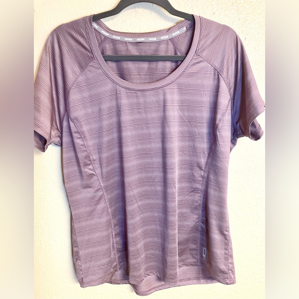 Women’s athletic tee size XL